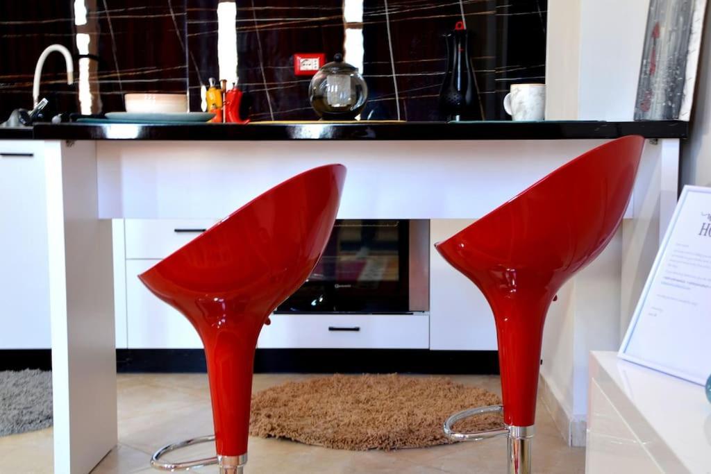 Apartment Sunny Flat In The Center Of Tirana, 2 Min. Walk
